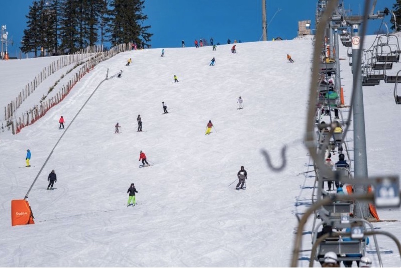Sjezdovka Ski Areálu Kraličák se šestisedačkovou lanovkou