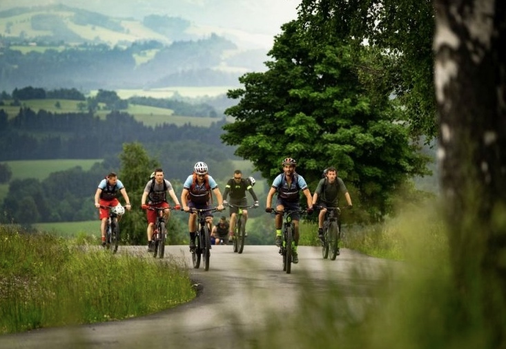 Cyklisté na horské cyklostezce v létě